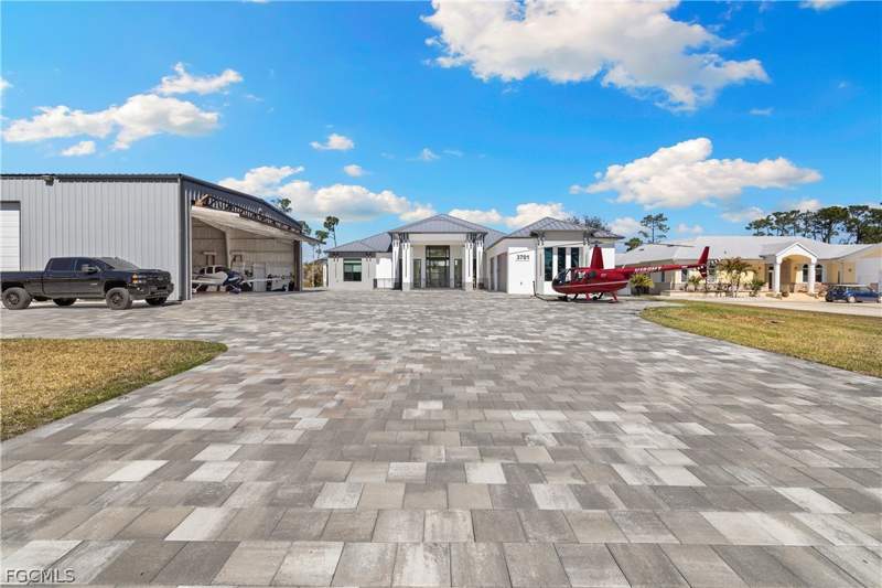 5 bedroom SingleFamilyResidence at 3701 Downwind Ln, Pine Shadows Air Park, North Fort Myers — photo 5