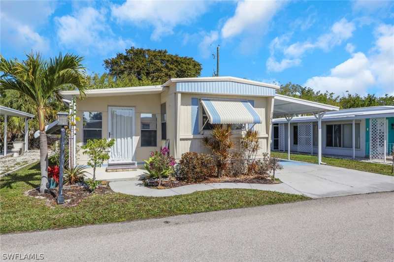 2 bedroom ManufacturedHome at 143 Moorhead Mnr 143, Moorhead Manor, Naples — photo 1