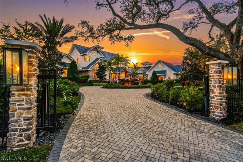 6 bedroom SingleFamilyResidence at 325 Cocohatchee Blvd, Cocohatchee Estates, Naples — photo 1