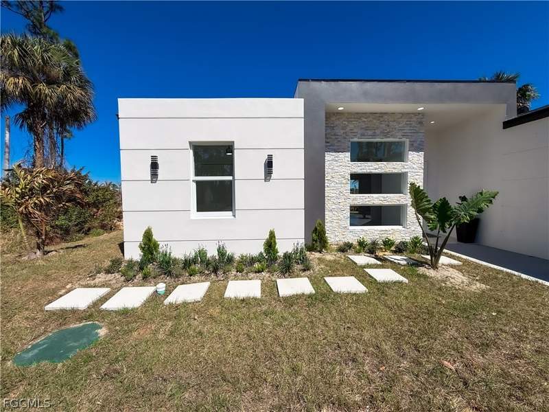 3 bedroom SingleFamilyResidence at 3106 Myra Ln, Port Labelle, Labelle — photo 3