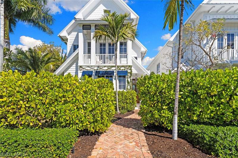 4 bedroom SingleFamilyResidence at 901 10th Ave S, Olde Naples, Naples — photo 2