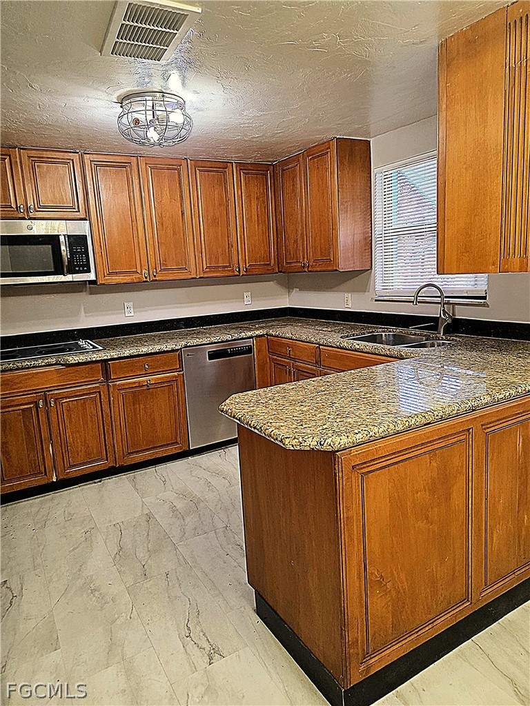 3 bedroom SingleFamilyResidence at 135 Powell Creek Cir, Dorseys Subd, North Fort Myers — photo 2