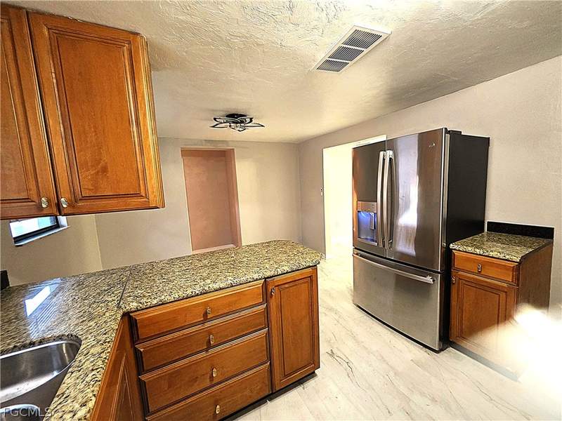 3 bedroom SingleFamilyResidence at 135 Powell Creek Cir, Dorseys Subd, North Fort Myers — photo 3