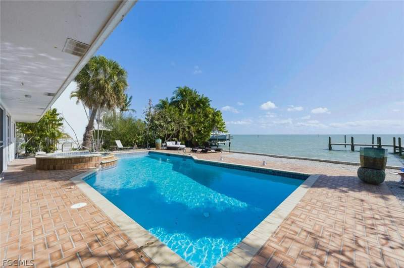 3 bedroom SingleFamilyResidence at 15153 Captiva Dr, Frowes, Captiva — photo 4
