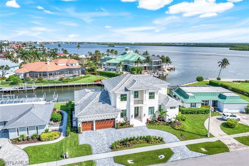 5 bedroom SingleFamilyResidence at 960 Iris Ct, Marco Island, Marco Island — photo 4