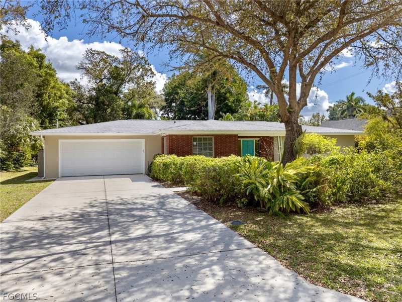4 bedroom SingleFamilyResidence at 3517 Stuart Ct, York Manor, Fort Myers — photo 1