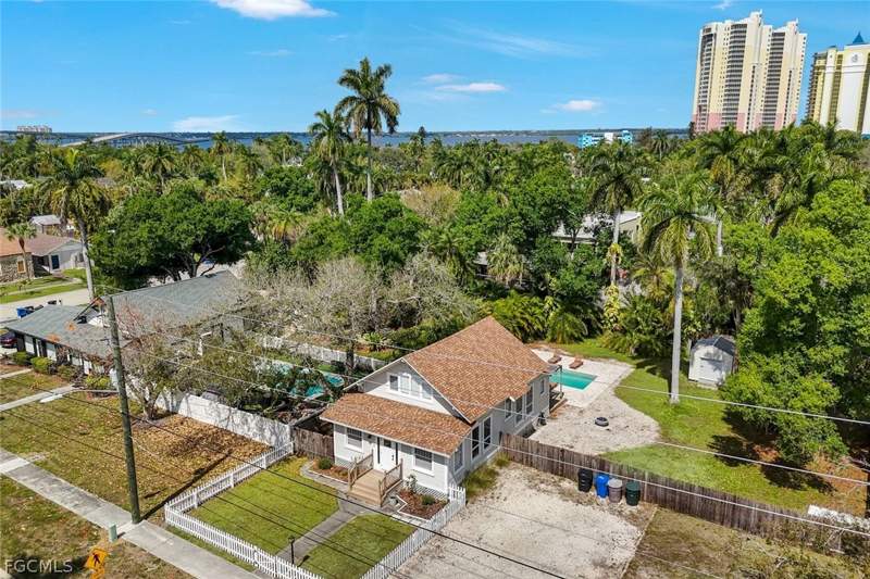 3 bedroom SingleFamilyResidence at 2723 Second St, Evans Addition, Fort Myers — photo 3