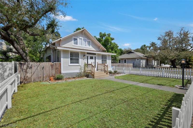 3 bedroom SingleFamilyResidence at 2723 Second St, Evans Addition, Fort Myers — photo 4