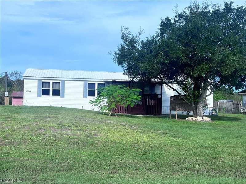 4 bedroom ManufacturedHome at 3704 Dustin Dr, Labelle, Labelle — photo 1