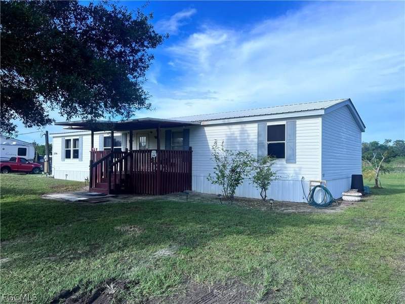 4 bedroom ManufacturedHome at 3704 Dustin Dr, Labelle, Labelle — photo 3