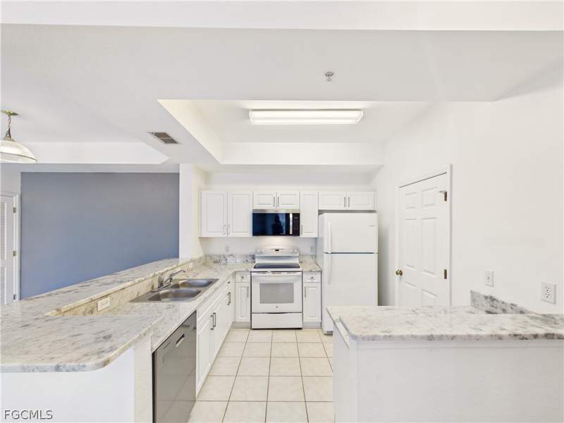 2 bedroom Condominium at 9015 Colby Dr 2012, Enclave, Fort Myers — photo 4