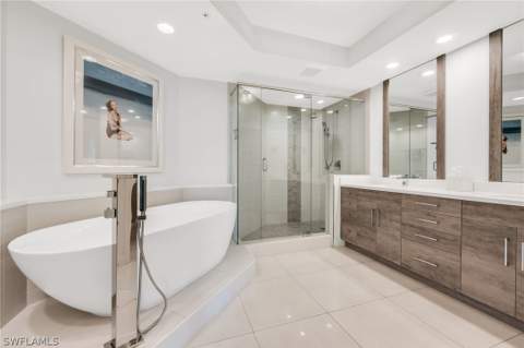 455 Cove Tower Dr 304, Naples FL - photo 9 of 22