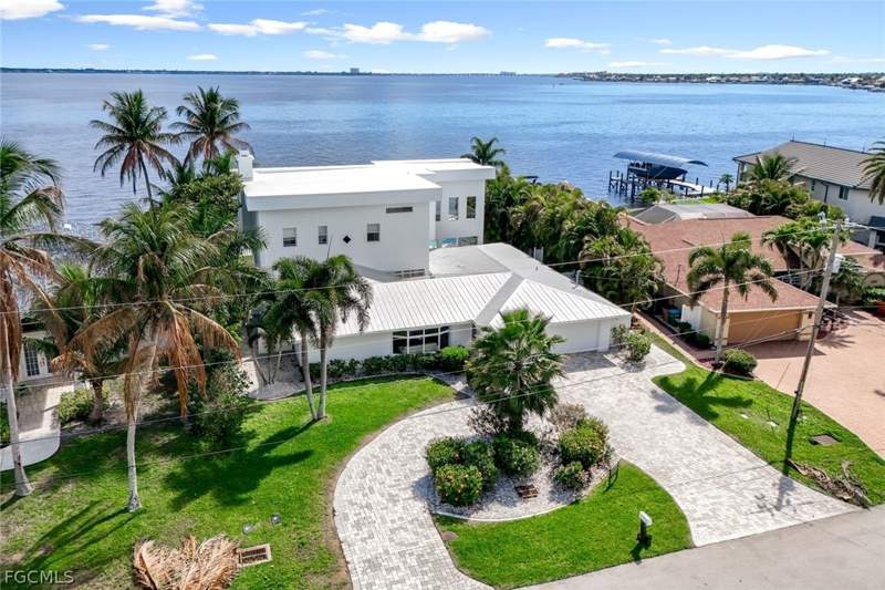 4 bedroom SingleFamilyResidence at 2302 SE 28th St, Cape Coral, Cape Coral — photo 3