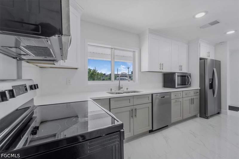 3 bedroom SingleFamilyResidence at 105 SE 45th Ter, Cape Coral, Cape Coral — photo 2