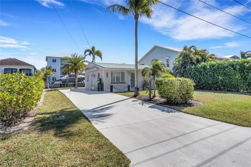 2 bedroom SingleFamilyResidence at 1290 Venetian Way, Gulf Harbor, Naples — photo 1