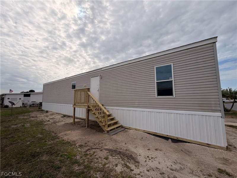 3 bedroom ManufacturedHome at 827 Peaceful Dr, Lazy Days Mobile Village, North Fort Myers — photo 4