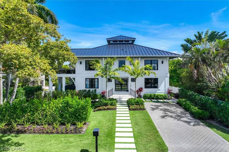 4 bedroom SingleFamilyResidence at 1355 4th St S, Olde Naples, Naples — photo 2