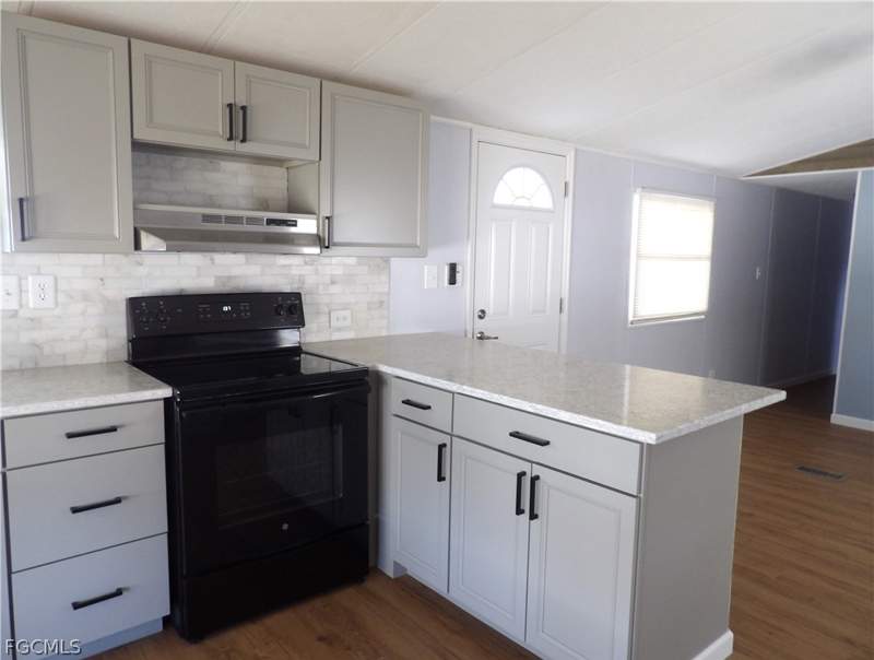 2 bedroom ManufacturedHome at 113 Lantern Ln, Mobile Manor, North Fort Myers — photo 3