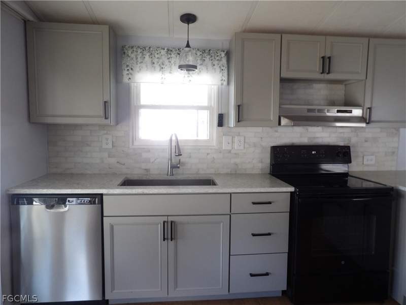 2 bedroom ManufacturedHome at 113 Lantern Ln, Mobile Manor, North Fort Myers — photo 4