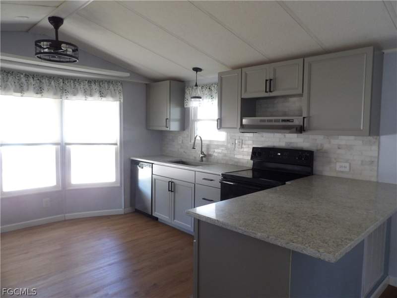 2 bedroom ManufacturedHome at 113 Lantern Ln, Mobile Manor, North Fort Myers — photo 5