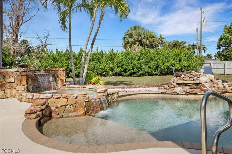 2 bedroom SingleFamilyResidence at 549 Peck AVE, SUNSET COVE, Fort Myers — photo 4