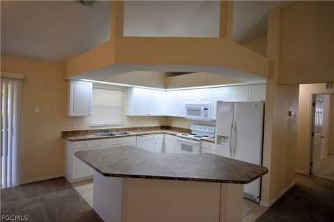 1724 SW 15th Ter, Cape Coral FL - photo 7 of 30