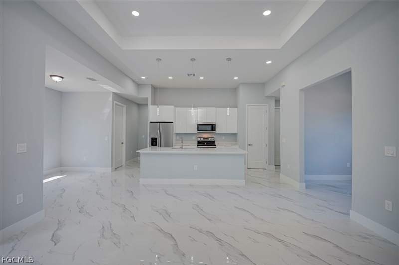 3 bedroom SingleFamilyResidence at 872 Spaulding St E, Twin Lake Estates, Lehigh Acres — photo 4