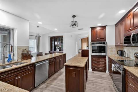 29 SE 10th Ave, Cape Coral FL - photo 14 of 49