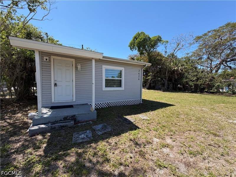 1 bedroom SingleFamilyResidence at 2426 Stella St, Fort Myers, Fort Myers — photo 2