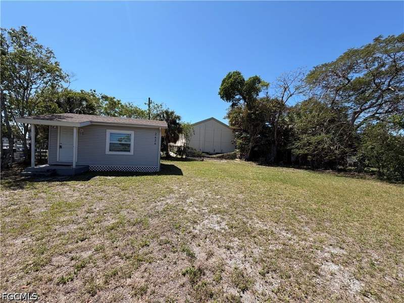 1 bedroom SingleFamilyResidence at 2426 Stella St, Fort Myers, Fort Myers — photo 3