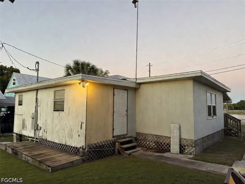 2 bedroom SingleFamilyResidence at 815 Riverside Dr, Moore Haven, Moore Haven — photo 4