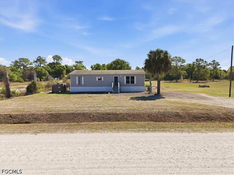 3 bedroom ManufacturedHome at 415 S Kennel St, Montura Ranch Estates, Clewiston — photo 1