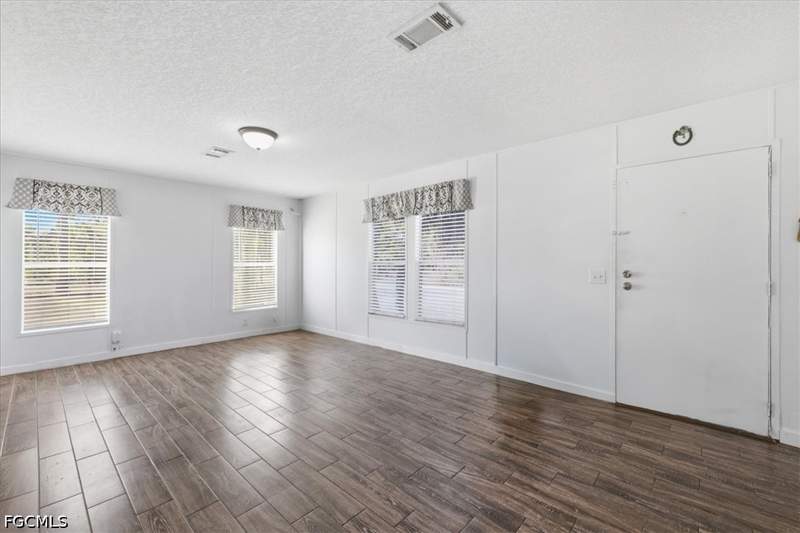 3 bedroom ManufacturedHome at 415 S Kennel St, Montura Ranch Estates, Clewiston — photo 2