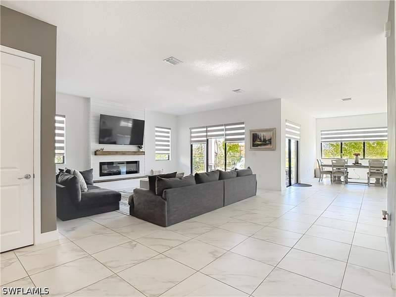 3 bedroom SingleFamilyResidence at 4970 Jovanne St, Maple Ridge, Ave Maria — photo 2