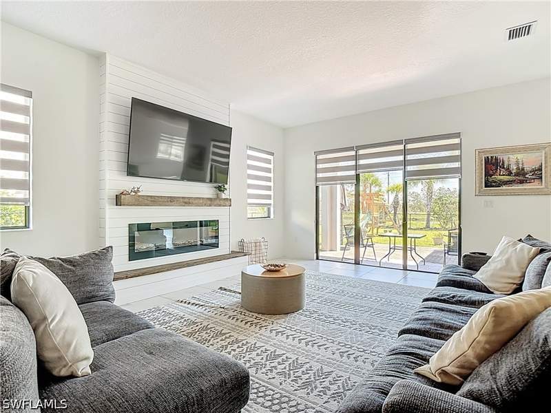 3 bedroom SingleFamilyResidence at 4970 Jovanne St, Maple Ridge, Ave Maria — photo 4