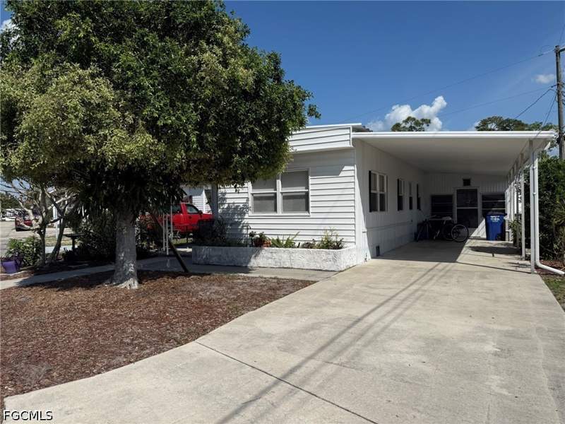 2 bedroom ManufacturedHome at 120 Lantern Pl, Mobile Manor, North Fort Myers — photo 2
