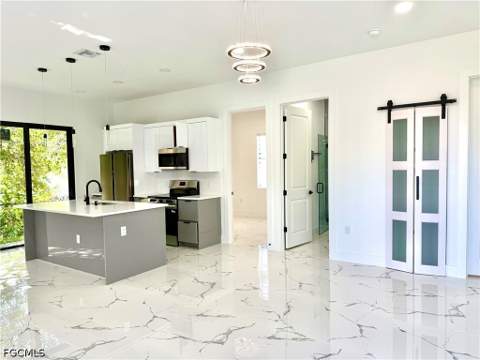 914 Sunrise Blvd, Lehigh Acres FL - photo 7 of 17