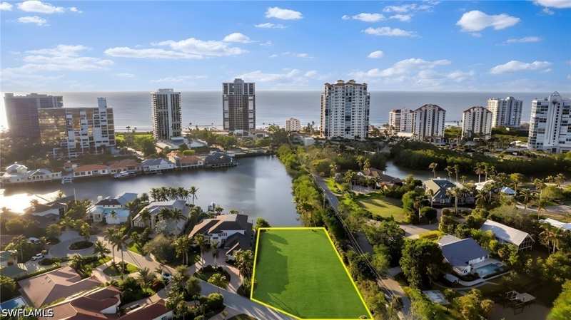 4 bedroom SingleFamilyResidence at 319 Pirates Bight, Park Shore, Naples — photo 1
