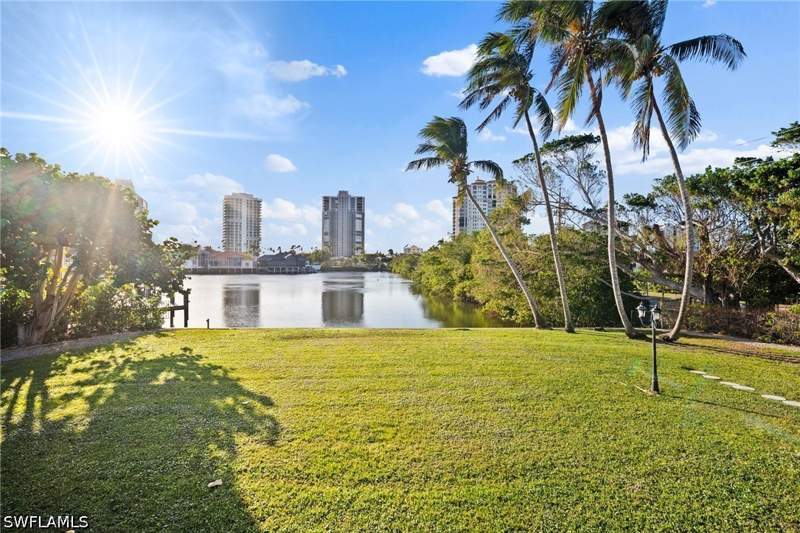 4 bedroom SingleFamilyResidence at 319 Pirates Bight, Park Shore, Naples — photo 2