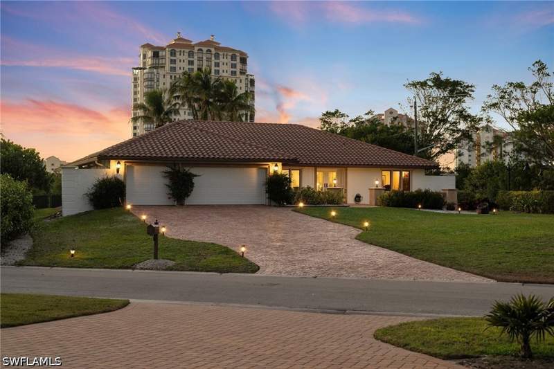 4 bedroom SingleFamilyResidence at 319 Pirates Bight, Park Shore, Naples — photo 4