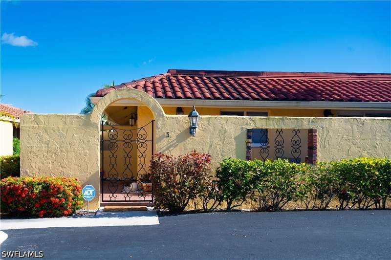2 bedroom Attached at 136 Harrison Rd L3, Glades Country Club, Naples — photo 3