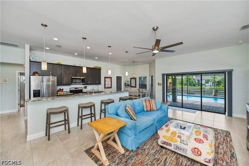 4 bedroom SingleFamilyResidence at 910 SW 12th Ter, Cape Coral, Cape Coral — photo 4