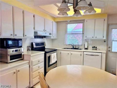 2787 Breezewood Dr, North Fort Myers FL - photo 9 of 37