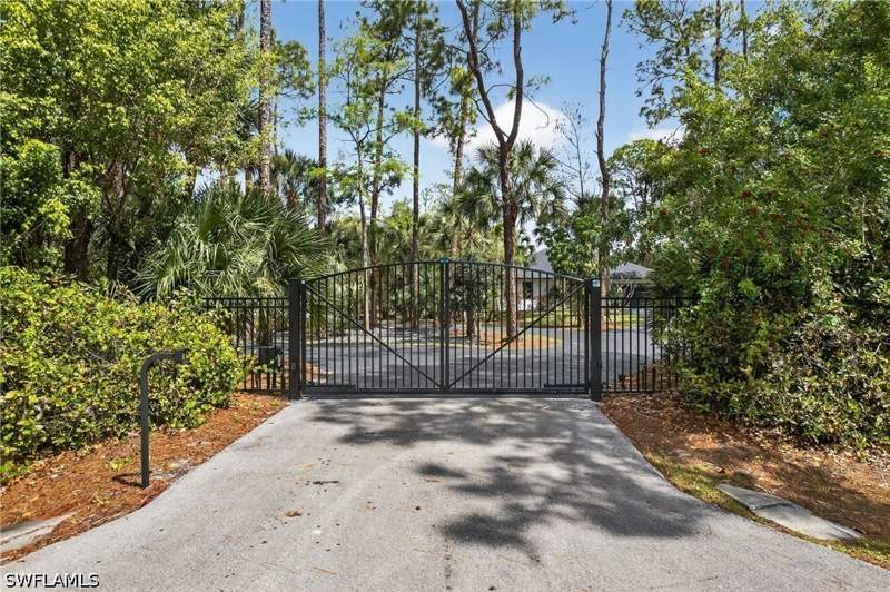 6 bedroom SingleFamilyResidence at 4075 1st Ave SW, Collier Woods, Naples — photo 3