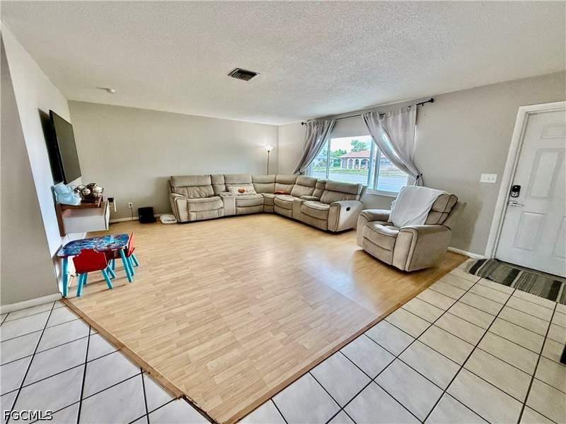 3 bedroom SingleFamilyResidence at 720 Shadyside St, Willow Lake South, Lehigh Acres — photo 2