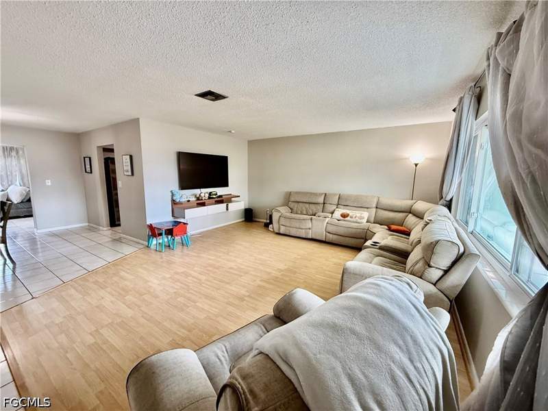 3 bedroom SingleFamilyResidence at 720 Shadyside St, Willow Lake South, Lehigh Acres — photo 4