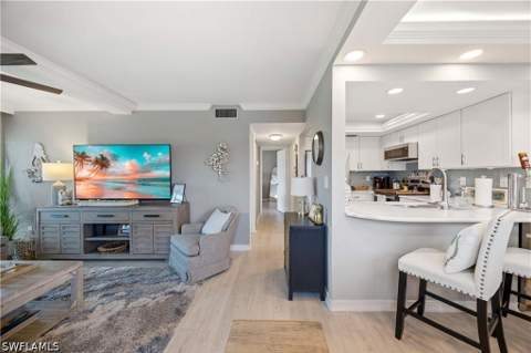 330 Kon Tiki Dr C7, Naples FL - photo 11 of 35