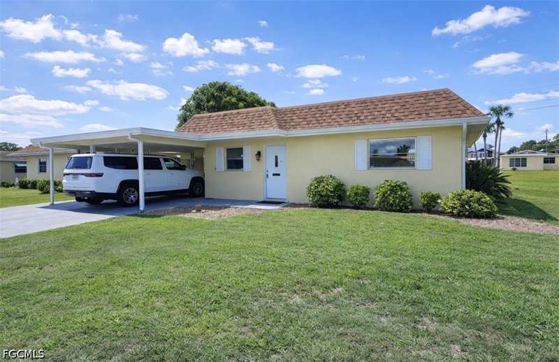 2 bedroom Attached at 2210 Gardenia Way, Camille Gardens, Lehigh Acres — photo 1