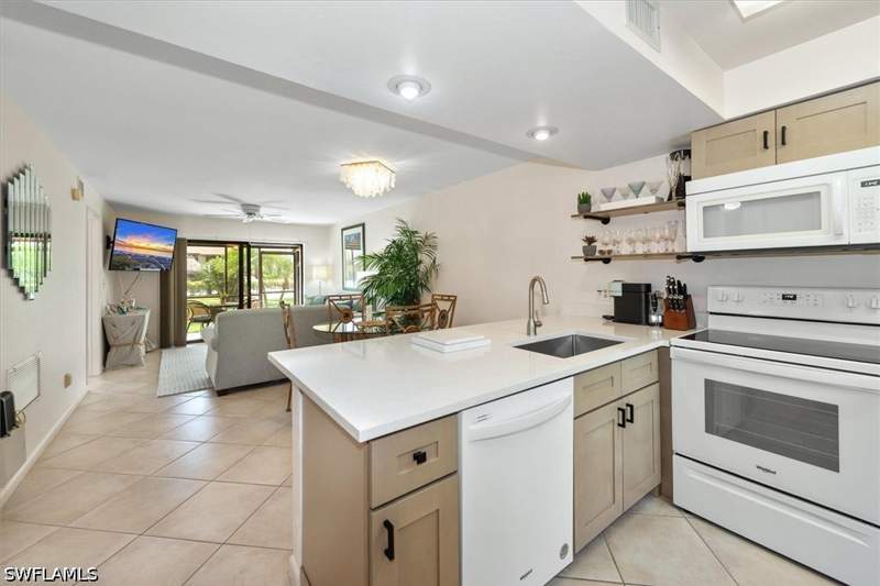 2 bedroom Condominium at 811 W Elkcam Cir D2, Court Of Palms, Marco Island — photo 4