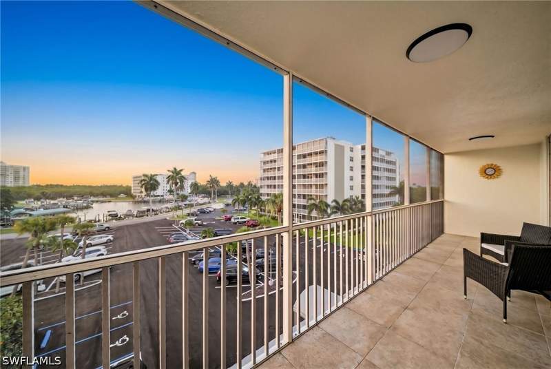 1 bedroom Condominium at 5 Bluebill Ave 410, Vanderbilt Towers, Naples — photo 2